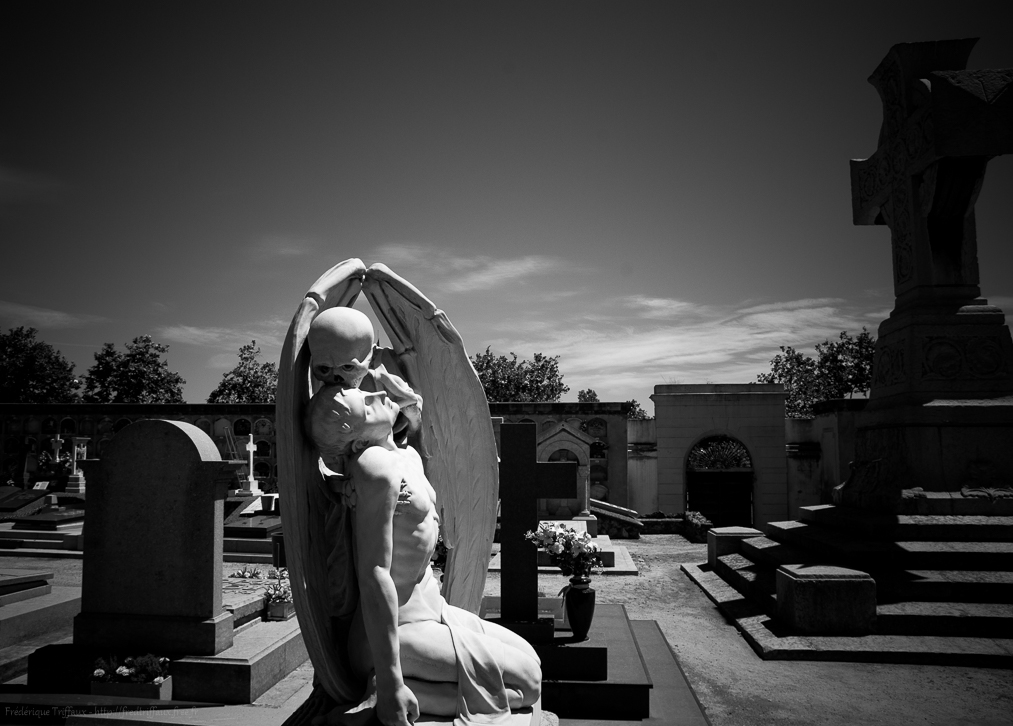Le baiser de la Mort - Cimetière de Poblenou - Ancien cimetière de l’Est. http://www.landrucimetieres.fr/spip/spip.php?article3289 - 05/2014